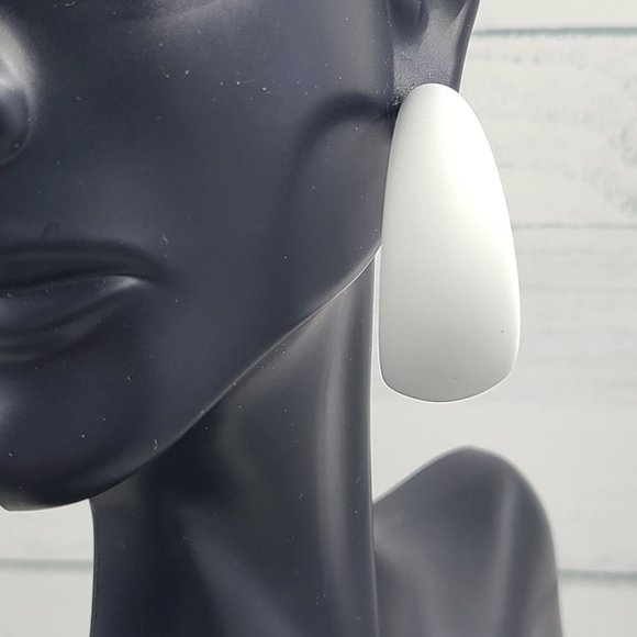 White 80's Retro Smooth Matte Texture 1.5" Semi Wide Fashion Hoop Earrings - Picture 10 of 11